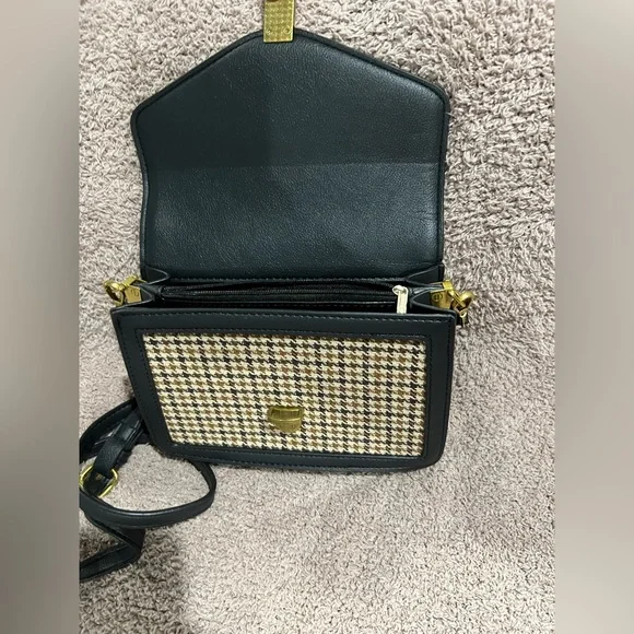 Adorable crossbody! - Picture 2 of 4